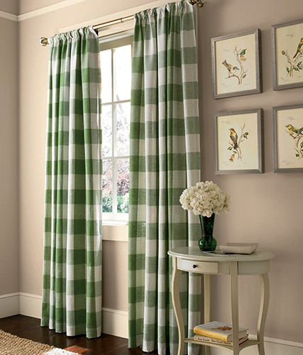 Decor phòng ngủ nhỏ với rèm cửa màu xám, họa tiết hoa văn nhẹ nhàng
