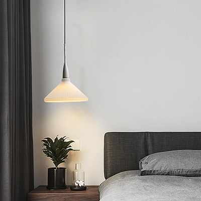 Decor phòng ngủ nhỏ với đèn thả FRED thuỷ tinh trắng