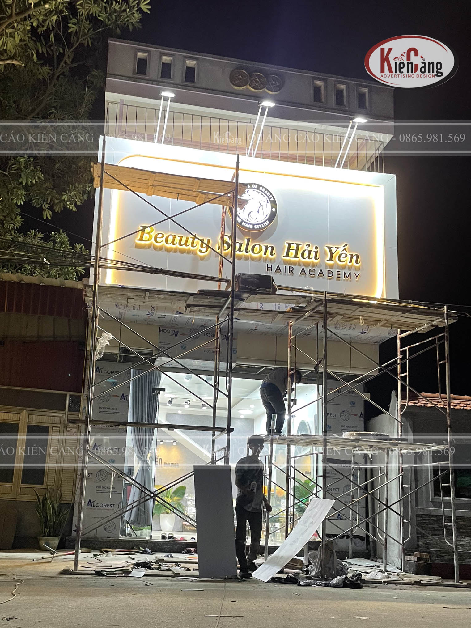 Chất liệu của biển bảng quảng cáo salon tóc